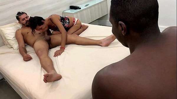 Horn và gọi một người bạn đến đụ bạn gái trẻ của anh ta, người đã làm nhục anh ta trong khi chết tiệt