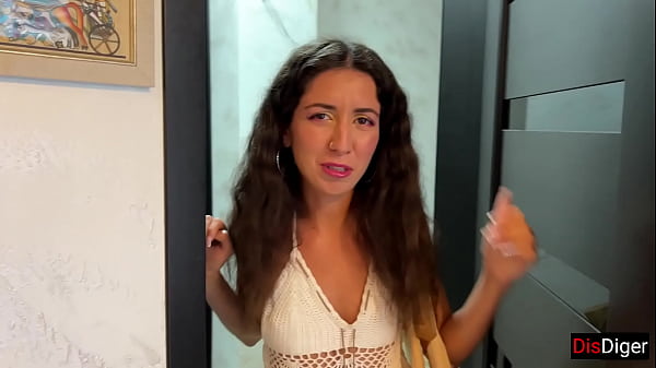 Cô Hàng xóm đột nhập vào nhà tôi, cởi quần lót và...