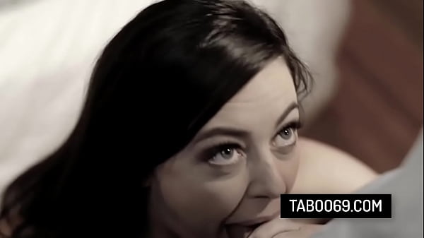 Hermosa chica adolescente de relaciones familiares