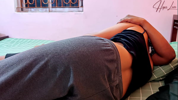 Sesso con una ragazza malese, una bella amica vuole il cazzo nella figa e si mette sopra.