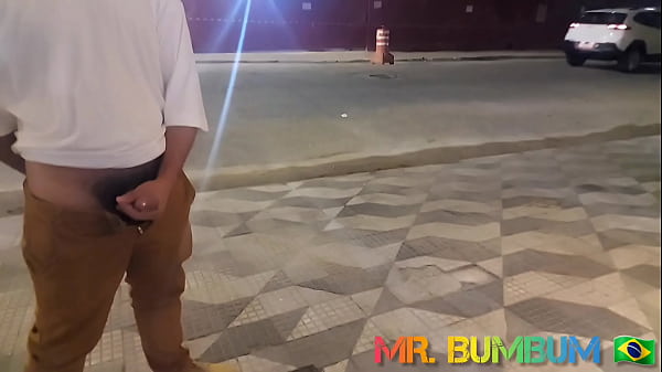 La bella teenager si esibisce in modo amatoriale