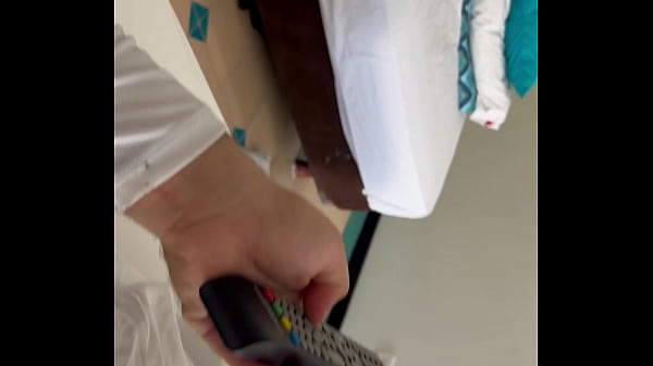 酒店接待员去换床单时被客人操了