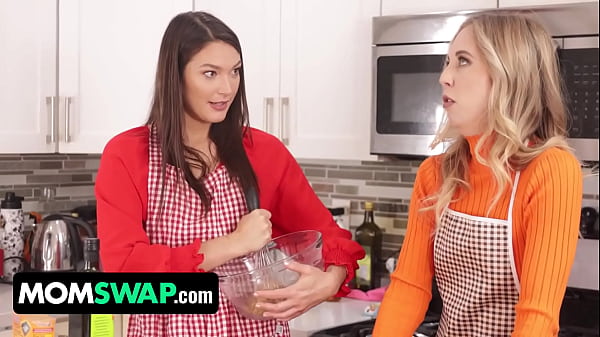 सौतेली माँ, मिल्फ मित्र और उनके सौतेले बेटे इस थैंक्सगिविंग को एक साथ मनाने के लिए एकजुट होते हैं - मॉमस्वैप