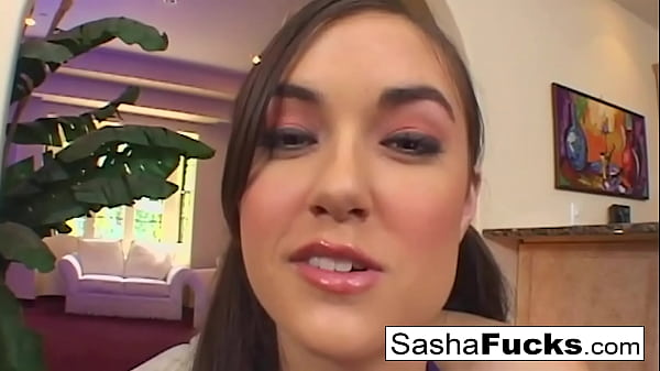 La brune maigre Sasha Grey se fait fourrer sa chatte serrée.
