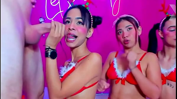 हे भगवान! क्रिसमस के कपड़े पहने इन लड़कियों का कठोर गला चोदन