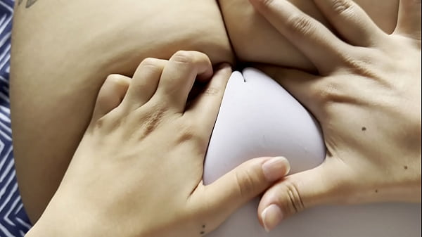 Mi novia latina me muestra sus bragas blancas y como le marcan el coño