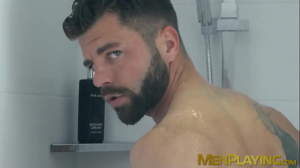 Der im Anzug gekleidete Hengst Hector de Silva masturbiert seinen großen Schwanz