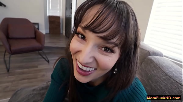 Il riscaldamento si è rotto e la tua matrigna avrà bisogno del tuo aiuto per stare al caldo, ma ha notato che le tue mani sono molto fredde, quindi il suo seno e la sua figa potrebbero essere un buon posto per dimenticare le mani