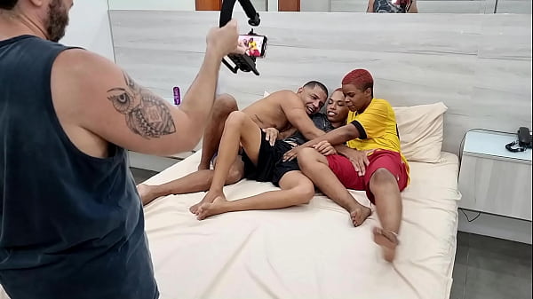 Freches junges Mädchen posiert