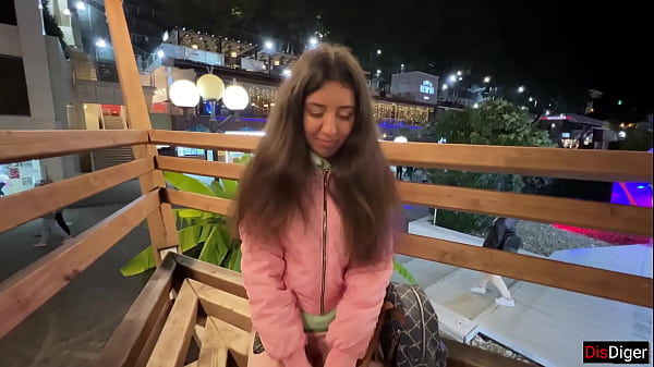 Nữ sinh 18 tuổi đụ chàng trai đầu tiên cô gặp và anh ta lấp đầy âm hộ của cô bằng tinh trùng nóng bỏng - Creampie