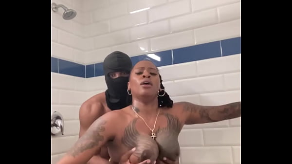 Cushkingdom mi scopa il buco del culo sotto la doccia!