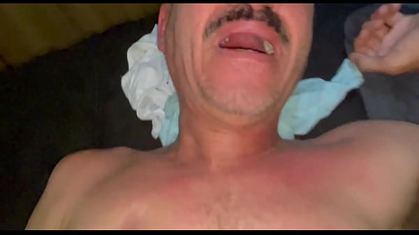 Der Türsteher betrat den Raum, als die Männer gerade fickten, er drang auch in den Schwanz ein und stöhnte köstlich – VOLLSTÄNDIG ROT