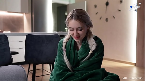 छुट्टियों में सौतेली बहन के साथ बिस्तर साझा करना। वह डर गई और उसकी पैंटी पर वीर्य निकल गया...