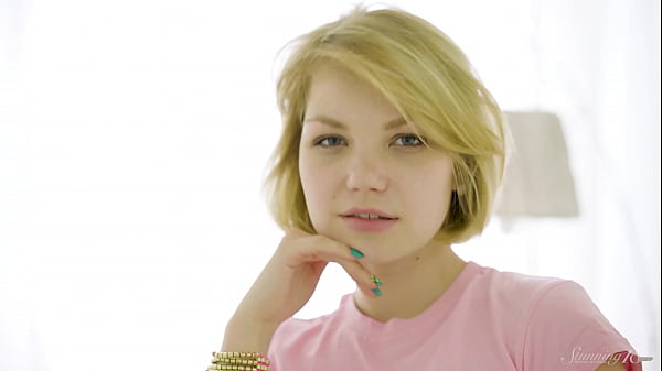 Die kleine Teenie Idylia benutzt ihr Lieblingsspielzeug in der Fotze!