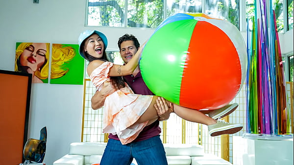 Perv Stepbro gợi ý chị kế nhỏ bé của anh ấy chơi với những quả bóng của anh ấy - Kimmy Kimm