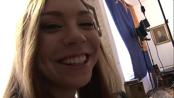 Sexy sexy Teen performs