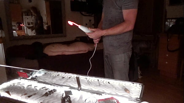 Raven Grey bekommt einen elektrischen BDSM-Zauberstab