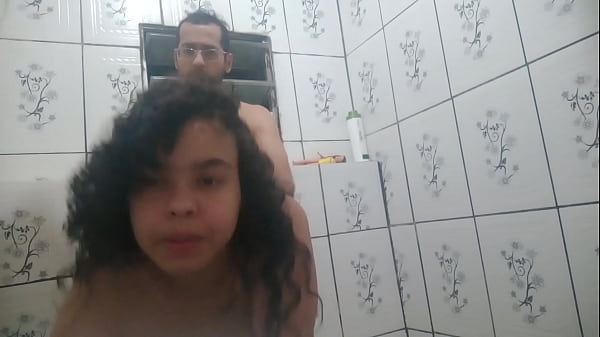 Cô gái trẻ gợi cảm tạo dáng