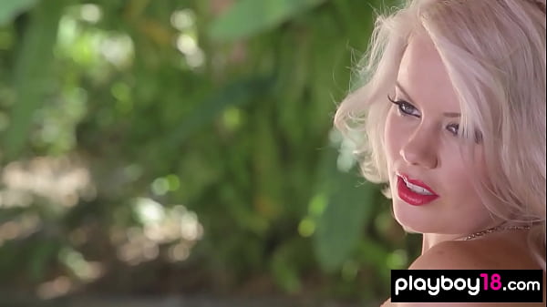 La modella australiana bionda e naturale Alana Wolfe mostra la sua figa perfetta