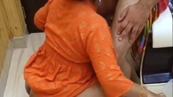 Mein Stiefbruder berührt meine Muschi! Er liebt es, meinen Cameltoe in weißen Turnhosen zu filmen.