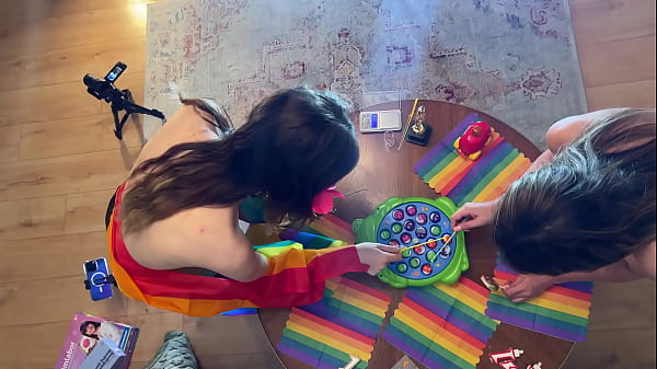 खूबसूरत तंग बिल्ली कॉलेज गर्ल लिज़ और पोर्नस्टार बेला के साथ मछली पकड़ने का खेल सह हैण्डजॉब चुनौती प्रतियोगिता