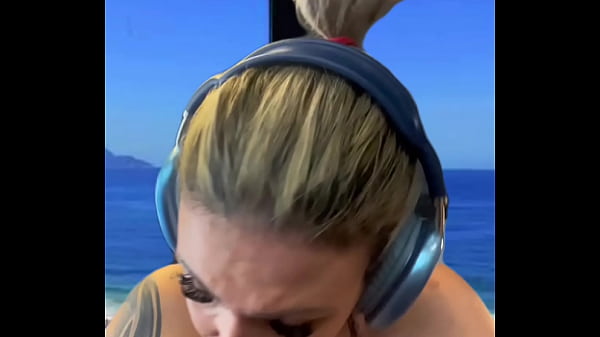 Tập luyện tại phòng tập thể dục trên bãi biển ở Ipanema Rj, chỉ mặc bộ bikini, ướt sũng, mồ hôi chảy dài xuống chân, tôi thực sự nổi hứng!