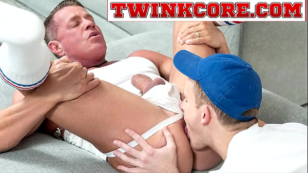 Dylan Tides đá cứng gà đi vào bên trong lỗ Tyler Saint. Con gà trống của Tyler đã cương cứng hoàn toàn. Dylan cởi quần áo của anh ta cho Tyler jockstrap, Tyler biết điều đó Chân Tyler đang ở trên không và lưỡi Dylan đang xoa bóp lỗ Tyler