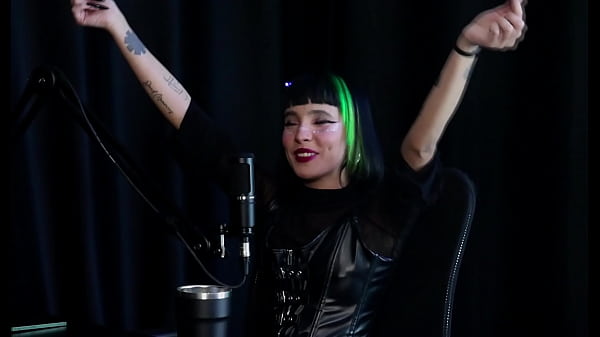 Bởi vì anh ấy nổi tiếng nên anh ấy muốn có một chương trình miễn phí, anh ấy thích làm việc chăm chỉ và muốn làm một vụ nổ lớn - Carol RHCP (SHEER/RED)