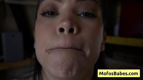 हॉट सेक्सी खूबसूरत श्यामला विशाल डिक पीओवी शैली को चूसती है और इसे अपने गले के नीचे गहराई से निगलती है - एंजेलीना मून, लोगान ज़ेंडर