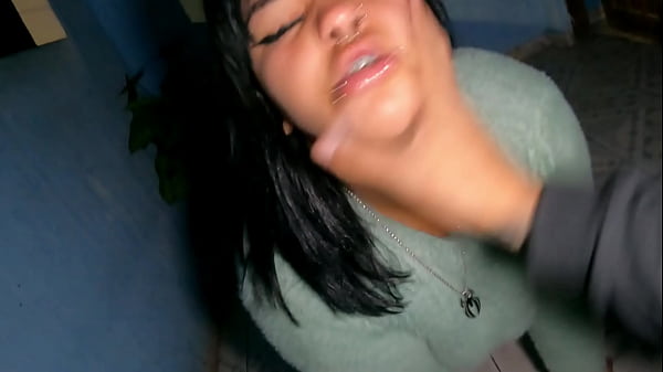 Una teenager sexy e sexy si esibisce - culo