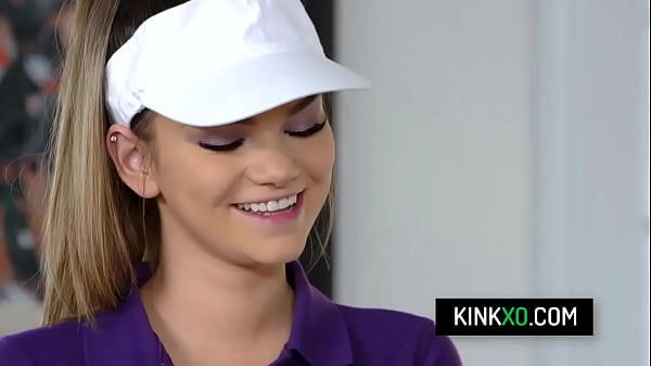 L'allenatore di tennis si scopa due sorellastre adolescenti, Athena Faris e Allie Nicole