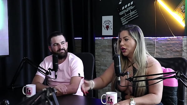 Elle se sent jalouse, même si elle est libérale, son mari ne la laisse pas le donner à quelqu'un d'autre, elle a eu du sexe anal et a eu des relations sexuelles dans le camion - Juli Figueir&oacute_ et Felipe Larrossa (SHEER/RED)