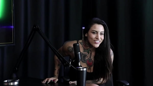 Heißes Mädchen demonstriert ihr Stöhnen, nachdem es gesagt hat, wenn sie nicht weiß, wie man einen Schwanz benutzt, sollte sie wissen, wie man Zunge und Finger benutzt, und als sie nach London ging ... - Lexi Mallet (SHEER/ROT)