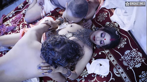 शादी की रात पति ने अपनी प्यारी नवविवाहित पत्नी को अपने दोस्त के साथ साझा किया - त्रिगुट चुदाई