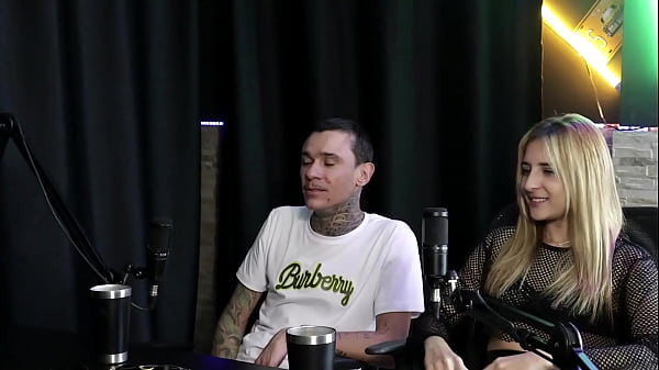 Elle se sent en colère contre ceux qui annulent un rendez-vous, elle vend des branlettes et elle n'aime pas flirter et est sortie avec un joueur de football - Yasmin Pariz &_ Ktal Vagabundo do Bom (SHEER/RED)