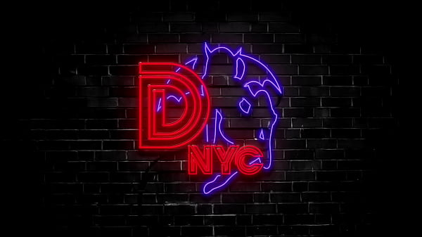 Incredibile ragazza teenager si spoglia in modo amatoriale