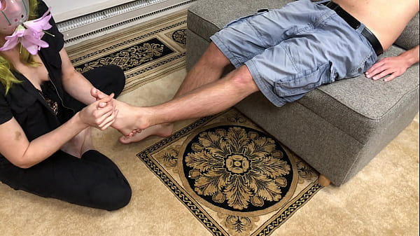 बेलीला ब्रैडली पैरों की मालिश करती है