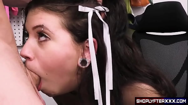 Una bella ladruncola viene catturata dalla guardia di sicurezza che la spoglia e le penetra il suo grosso cazzo nella figa bagnata e stretta, poi lei ingoia la sua sborra.