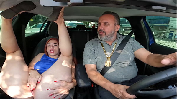 Carioca Isa Fox, chú mèo xinh đẹp khoe vẻ đẹp trên đường phố trong chuyến đi chung xe