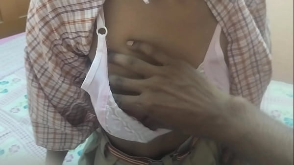 Er neckte seine heißen jungen einheimischen Freundinnen in der Schule und drückte ihm die Wangen und den Schwanz