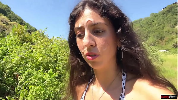 लोगों से भरे सार्वजनिक समुद्र तट पर अपने चेहरे पर गर्म वीर्य के साथ चलना - कमवॉक