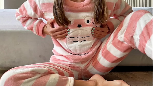 सुंदर किशोर फुहार का प्रदर्शन करता है