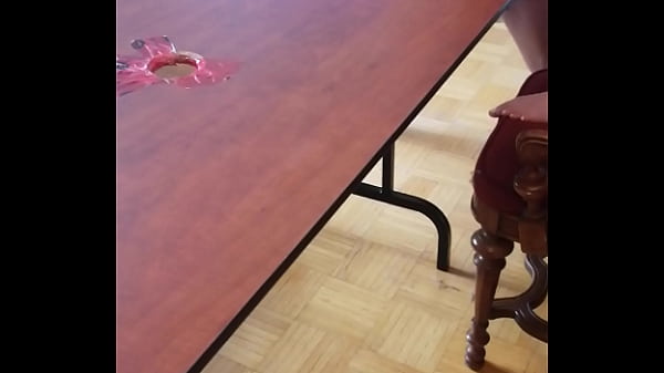 Pisoteando semen fuera de la polla