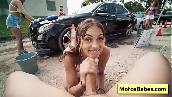 कामुक बड़े स्तन वाली सुनहरे बालों वाली किशोरी खुली सार्वजनिक जगह पर कारवॉश फंडरेज़र में विशाल डिक को चूसती और चोदती है (जेसी वाइल्ड्स, जॉनी लव)