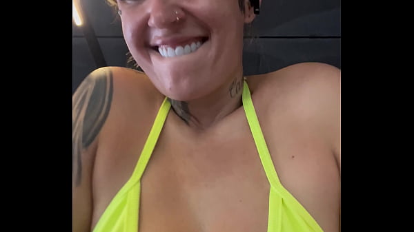 Je suis allé pratiquer la moue dentaire fil ! Au gymnase devant la plage de Copacabana à RJ. J'ai failli me faire virer, j'étais tellement excitée que j'en ai bavé sur la chatte !