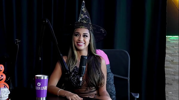 Cô gặp chồng mình trong một ngôi nhà xích đu, họ từ từ giới thiệu những trò tôn sùng, lần đầu tiên của cô là trên một bản ghi âm, và về việc đưa nó lên mông và trong âm hộ... - Casal Fada Prazeres (SHEER/RED) Halloween