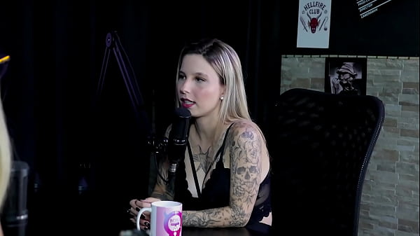 Ele gosta de fazer pornografia explícita, e seu fetiche mais estranho era gravar o barulho do estômago - Baby Fire (SHEER/RED)