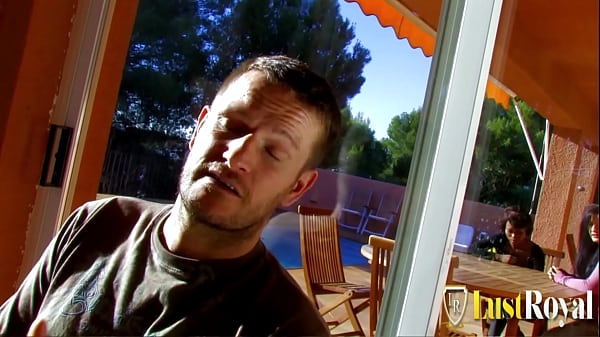 Juliana Val và Yesenia Rock tay ba chơi bên hồ bơi