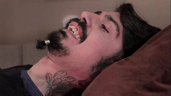 Sexszene zwischen Emanuele Mima und Nemesi aus dem Clip THE INSURE DISABLED AND THE PROCELLONA ASSISTANT