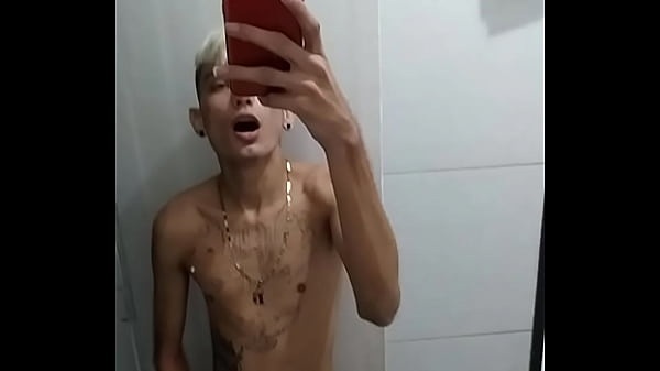 Si masturba in bagno dopo la partita di football